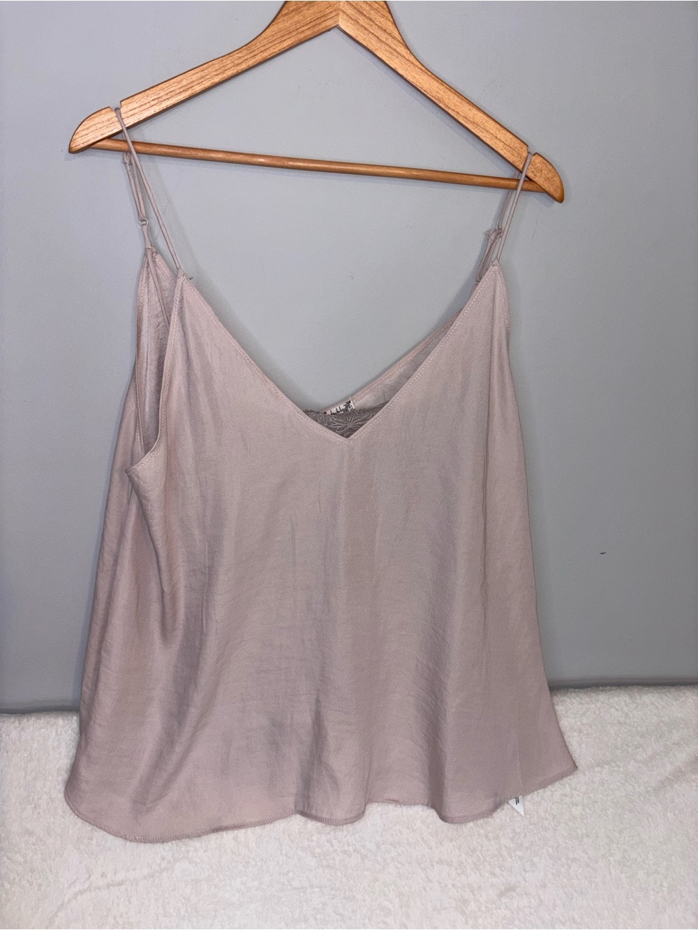 Light pink Free People camisole features lace trim along the neckline Sz Medium